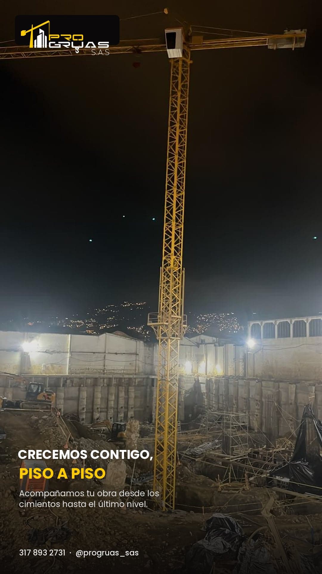 Torre grúa Progruas en obra nocturna, acompañando el proyecto piso a piso