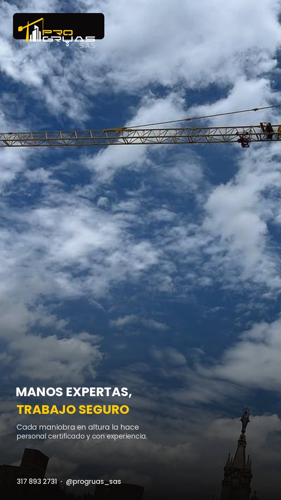 Torre grúa Progruas contra el cielo de Medellín, manos expertas y trabajo seguro