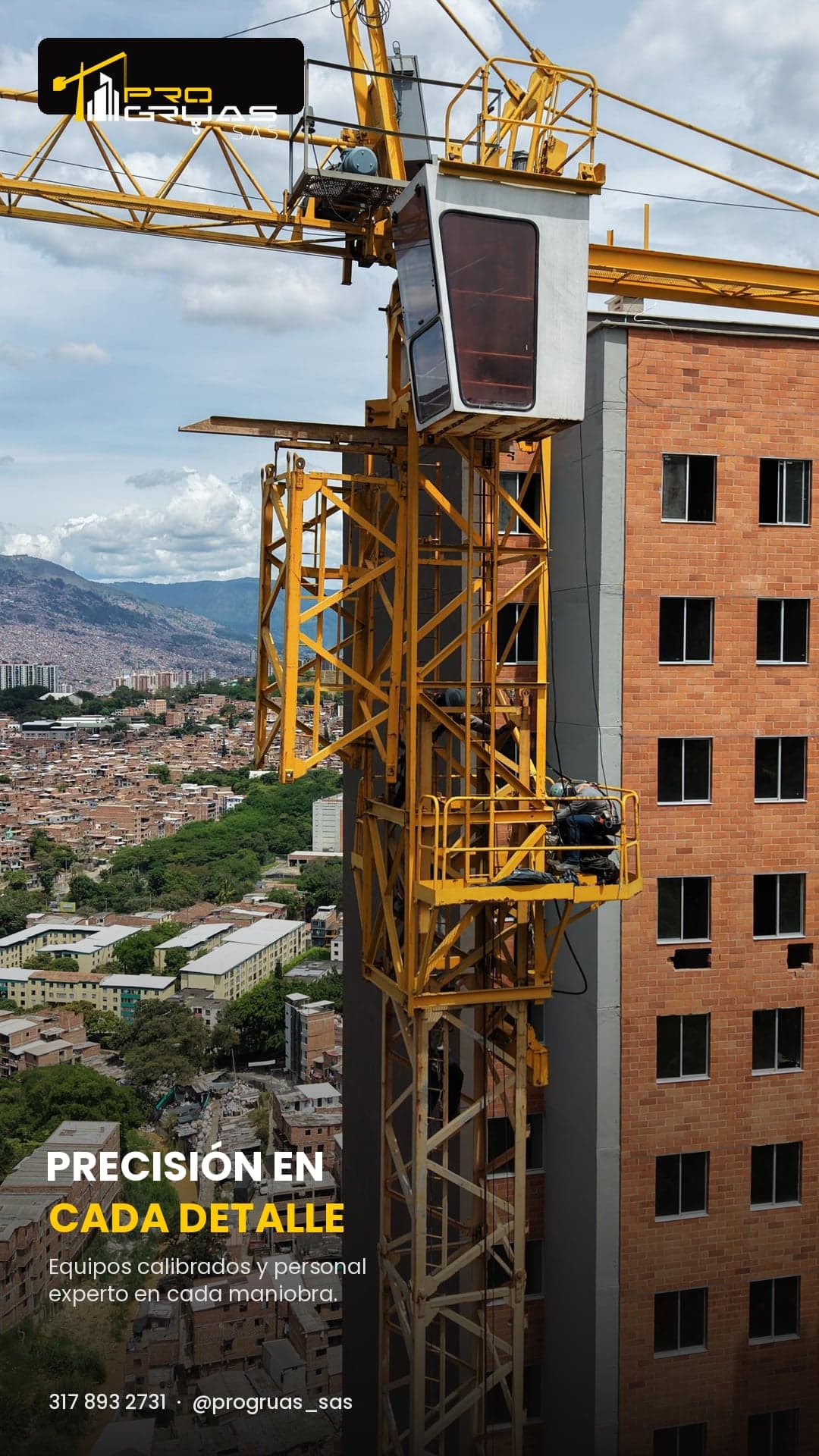 Técnicos de Progruas en la cabina de una torre grúa junto a un edificio en Medellín
