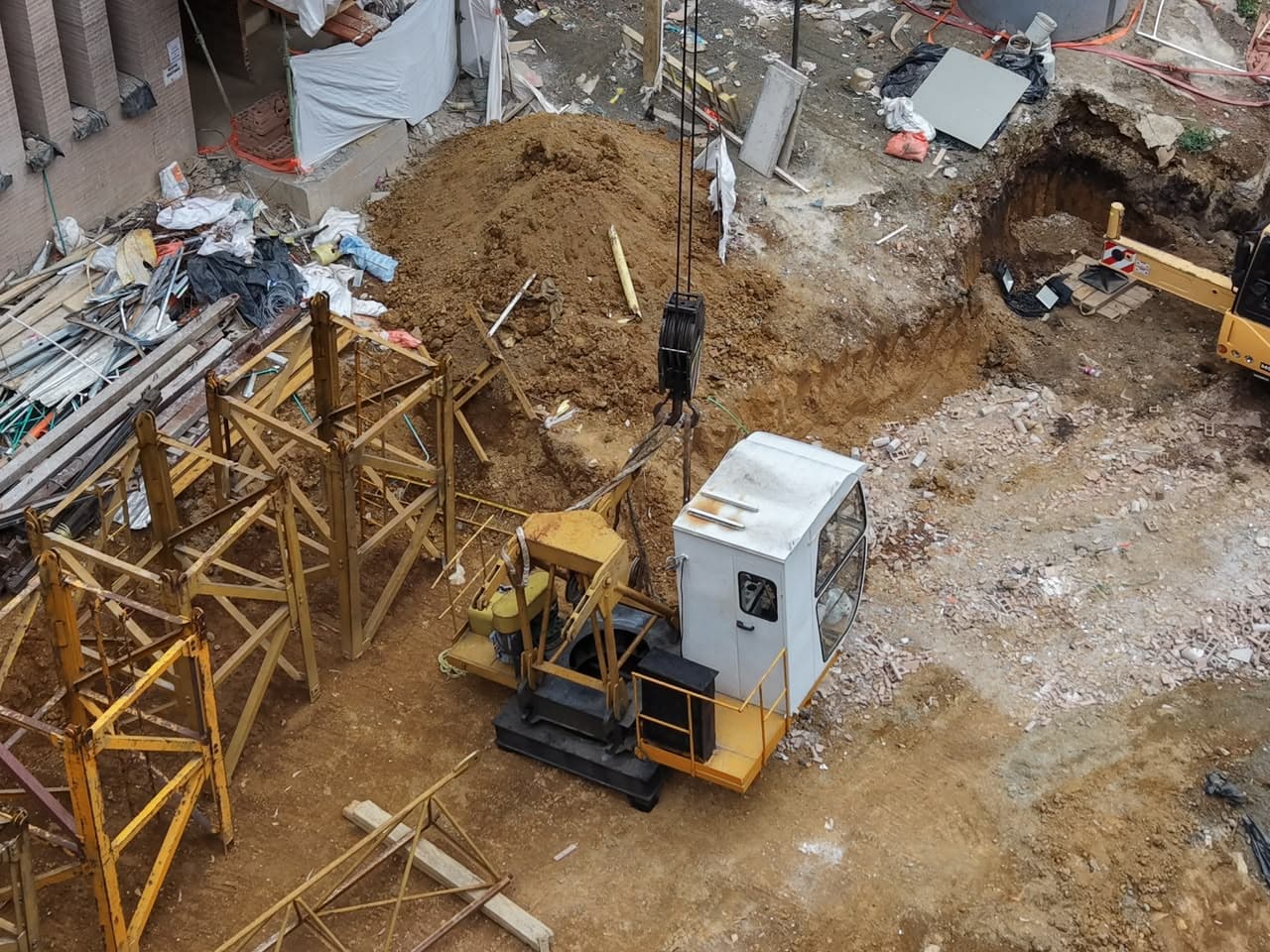 Malacate Progruas en labores de cimentación en obra