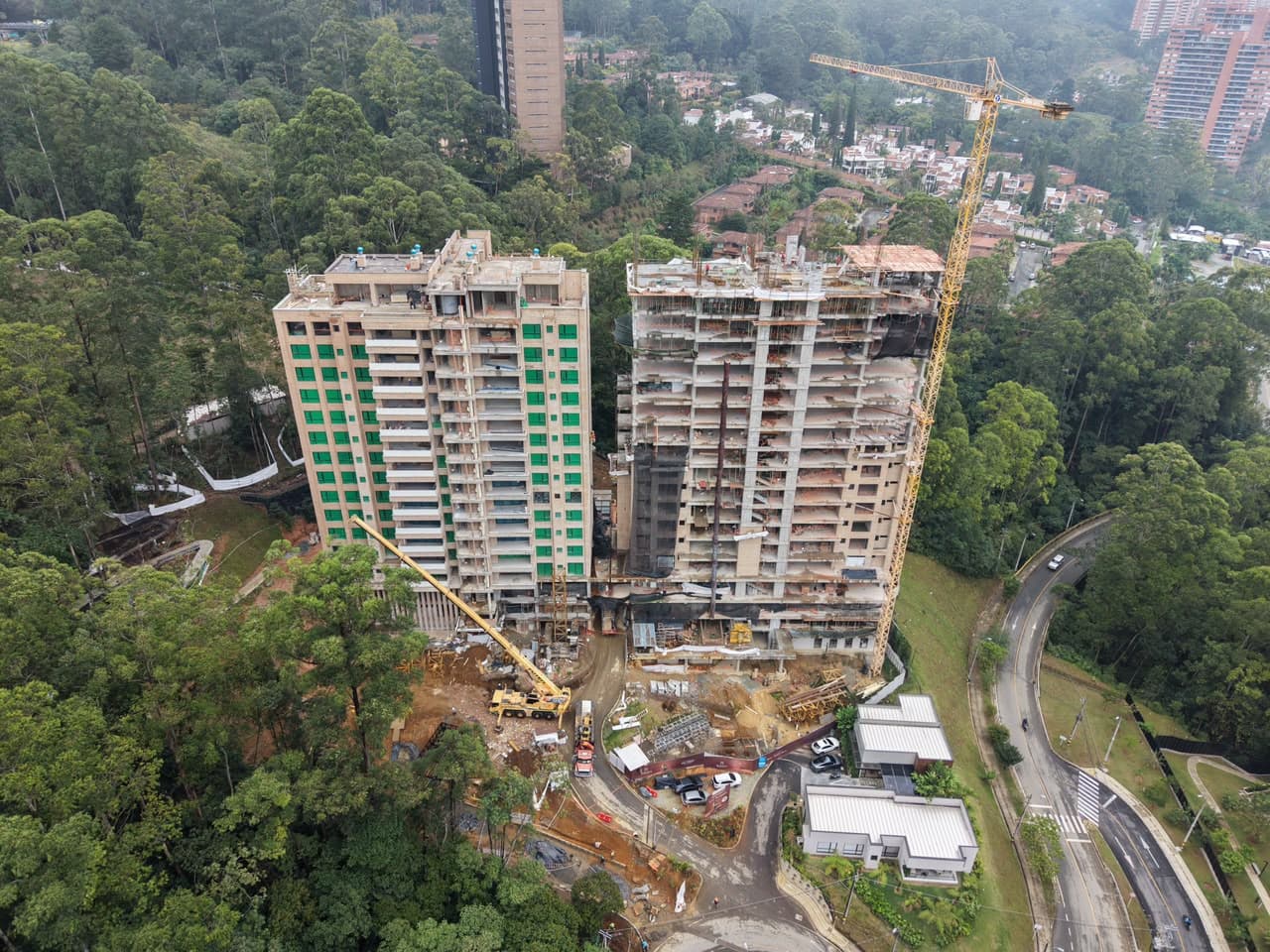 Vista aérea de un proyecto de construcción en Medellín con torre grúa Progruas